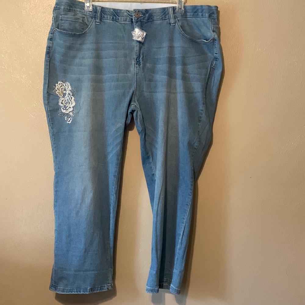 Avenue size 26 floral embroidered light wash distressed jeans stretchy